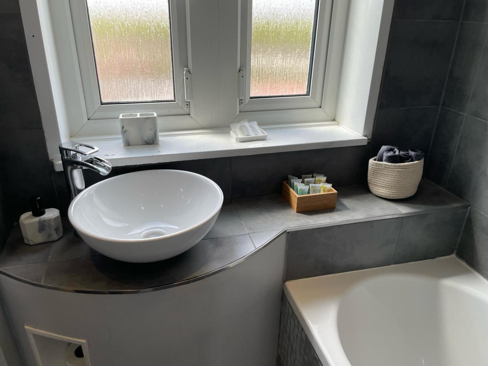 Top Floor 1 Bedroom Apartment With Views Over Londyn Zewnętrze zdjęcie