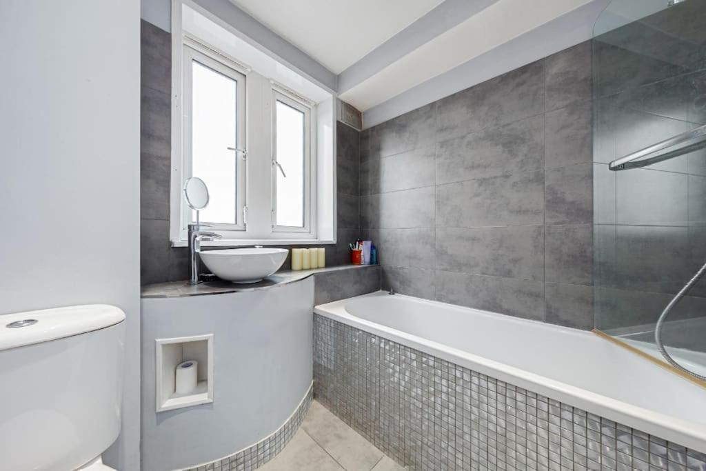 Top Floor 1 Bedroom Apartment With Views Over Londyn Zewnętrze zdjęcie